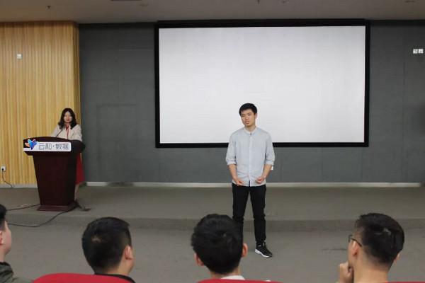 1556159235226688.jpg 配图2 云和数据VR培训班毕业典礼.jpg