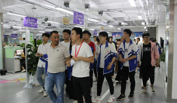1558923122730392.jpg 配图3 河南经济贸易技师学院师生、家长一行参观云和数据.jpg