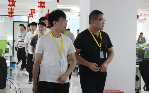 1560822160940480.jpg 配图3 云和数据IT国际精英训练营学员实地参观亚信科技.jpg