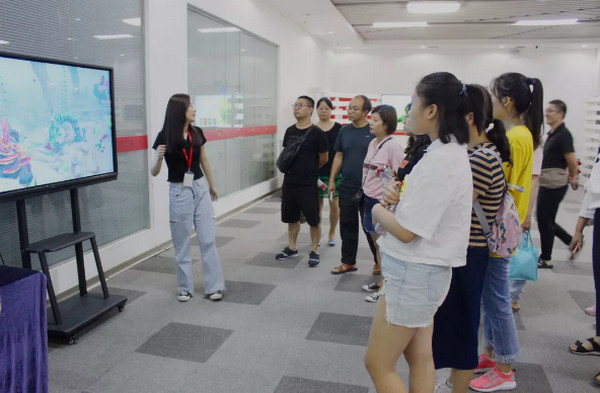 1565764802173768.jpg 配图3 热烈欢迎郑州大学继续教育学院师生参观云和数据.jpg